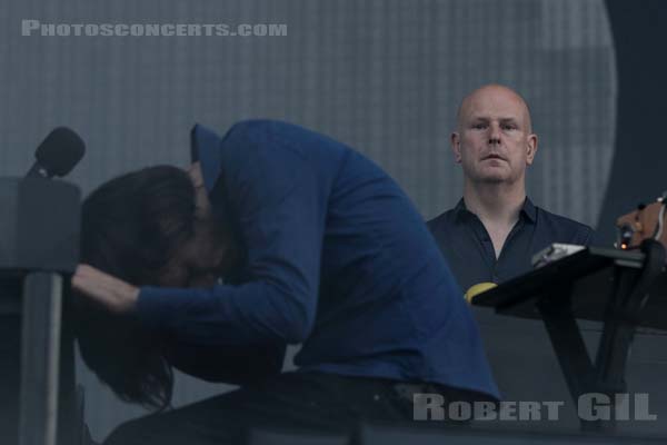 RADIOHEAD - 2017-07-02 - ARRAS - La Citadelle - Main Stage - Philip Selway - Jonny Greenwood